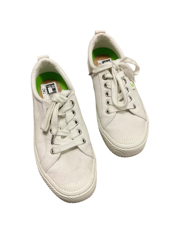 Shoes Sneakers By Cariuma In White, Size: 7